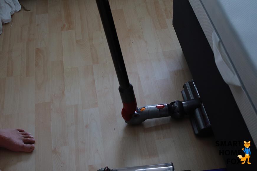 Mit dem Flex-Adapter unter dem Bett saugen